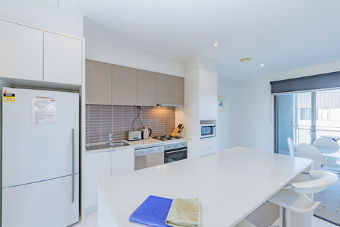 Stylish 3 Bedroom Townhouse - Free Parking - QLD Tourism 11