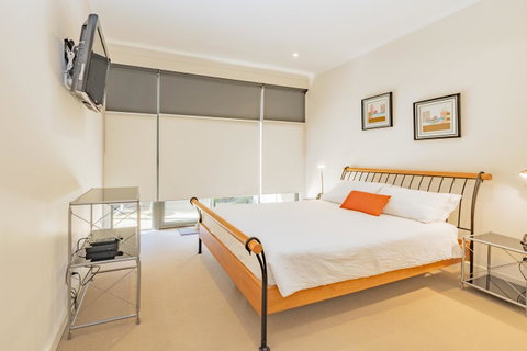 Stylish 3 Bedroom Townhouse - Free Parking - QLD Tourism 19