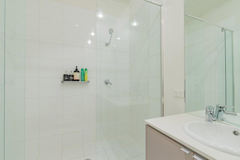 Stylish 3 Bedroom Townhouse - Free Parking - QLD Tourism 17