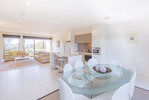 Stylish 3 Bedroom Townhouse - Free Parking - QLD Tourism 2
