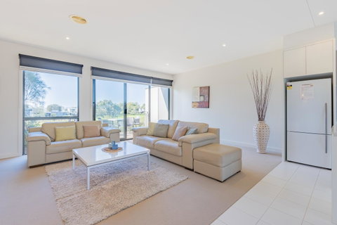 Stylish 3 Bedroom Townhouse - Free Parking - QLD Tourism 16