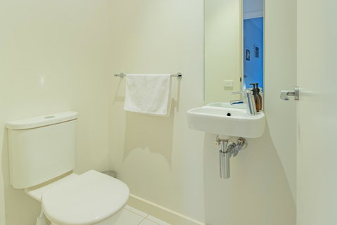 Stylish 3 Bedroom Townhouse - Free Parking - QLD Tourism 22