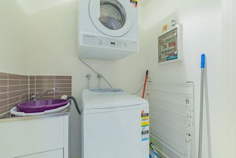 Stylish 3 Bedroom Townhouse - Free Parking - QLD Tourism 21