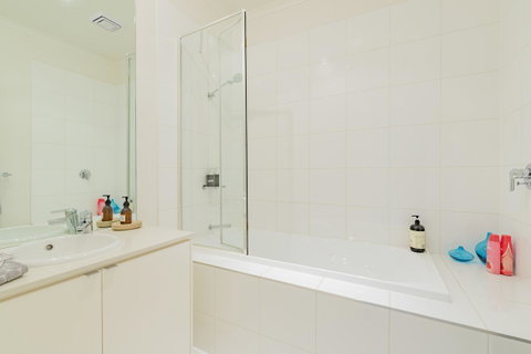 Stylish 3 Bedroom Townhouse - Free Parking - QLD Tourism 23