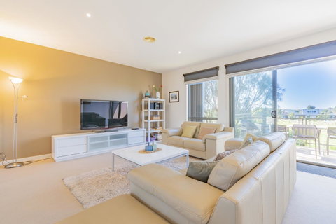 Stylish 3 Bedroom Townhouse - Free Parking - QLD Tourism 9