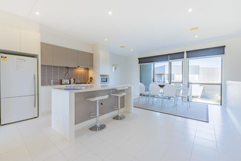 Stylish 3 Bedroom Townhouse - Free Parking - QLD Tourism 3