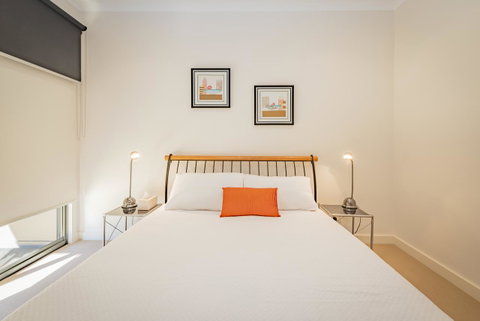 Stylish 3 Bedroom Townhouse - Free Parking - QLD Tourism 6