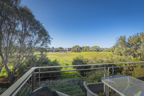 Stylish 3 Bedroom Townhouse - Free Parking - QLD Tourism 12
