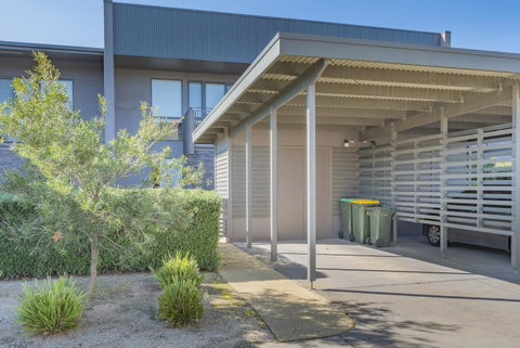 Stylish 3 Bedroom Townhouse - Free Parking - QLD Tourism 24