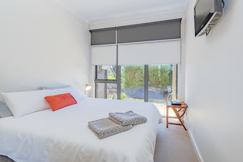 Stylish 3 Bedroom Townhouse - Free Parking - QLD Tourism 7