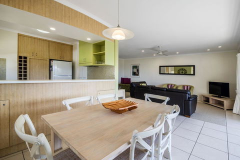 Sunseeker Holiday Apartments - Queensland Tourism 2