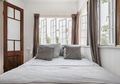 Lake Weyba Noosa Lodge & Kangaroos - QLD Tourism 9