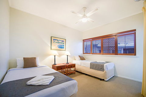 Whale Watch Ocean Beach Resort - QLD Tourism 11