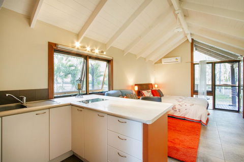 Airlie Beach Eco Cabins - Adults Only - Queensland Tourism 12