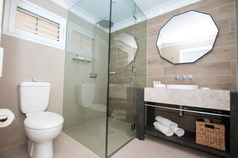 Mercure Clear Mountain Lodge - QLD Tourism 9