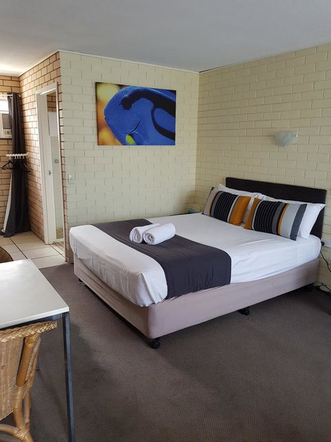 Twin Pines Motel - QLD Tourism 21