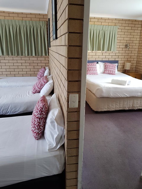 Twin Pines Motel - QLD Tourism 7