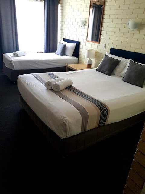 Twin Pines Motel - QLD Tourism 3