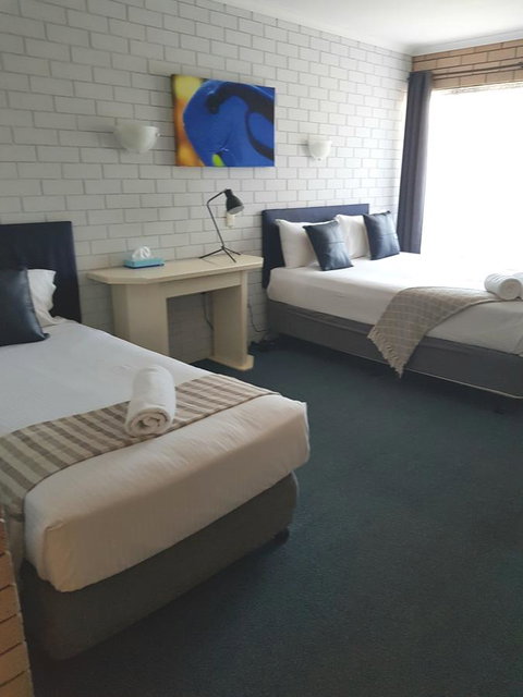 Twin Pines Motel - QLD Tourism 13
