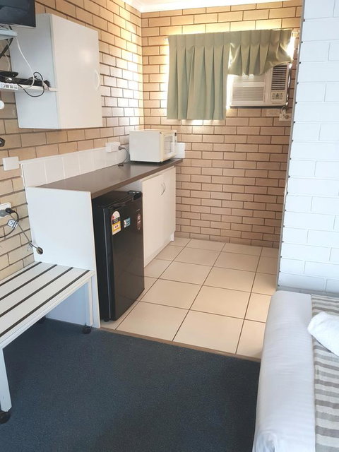 Twin Pines Motel - QLD Tourism 12