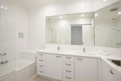 Noosa Shores Resort - QLD Tourism 1