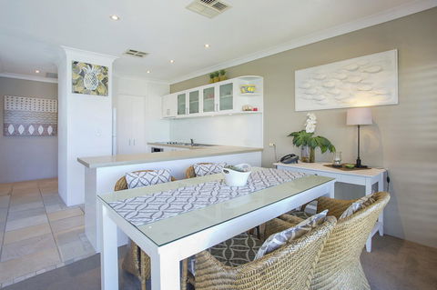 Noosa Shores Resort - QLD Tourism 24