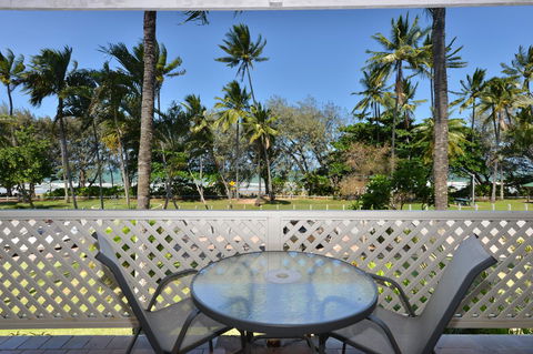 Seascape Holidays At Beachfront Terraces - Queensland Tourism 2