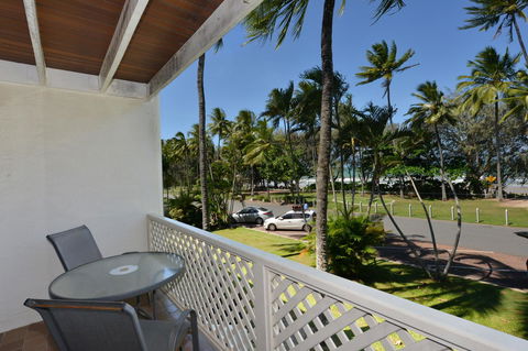 Seascape Holidays At Beachfront Terraces - Queensland Tourism 13