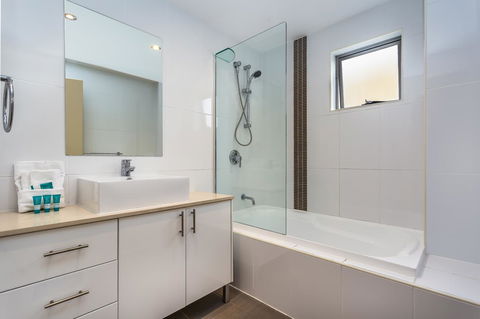 Redvue Holiday Apartments - QLD Tourism 12