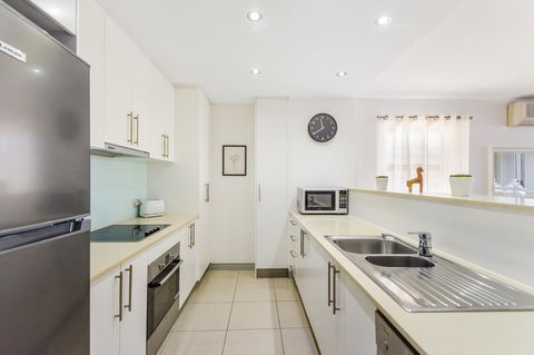 Redvue Holiday Apartments - QLD Tourism 5
