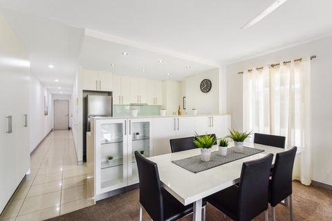 Redvue Holiday Apartments - QLD Tourism 4