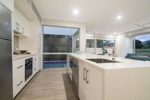 Pool Resort Port Douglas - Queensland Tourism 40