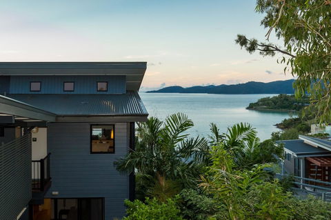 Shorelines - QLD Tourism 24
