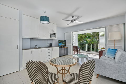 Palm Cove Paradise - Couples Spa Beach Getaway - QLD Tourism 0
