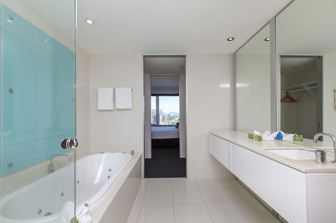 Q1 Resort & Spa - Official - Queensland Tourism 1