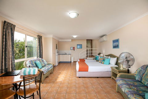 Sunlit Waters Studio Apartments - QLD Tourism 42