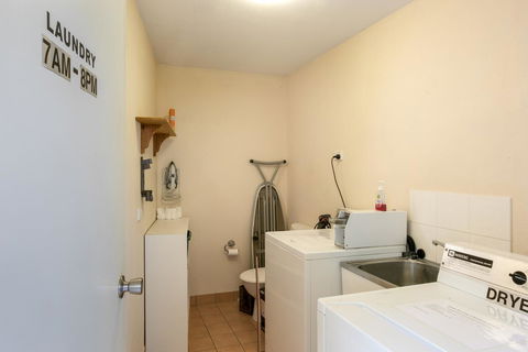 Sunlit Waters Studio Apartments - QLD Tourism 9