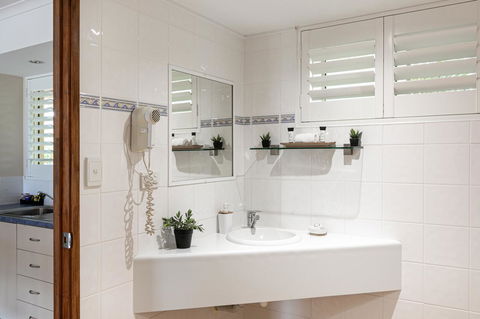 Sunlit Waters Studio Apartments - QLD Tourism 26