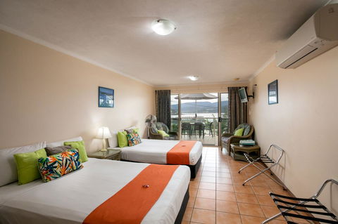 Sunlit Waters Studio Apartments - QLD Tourism 23