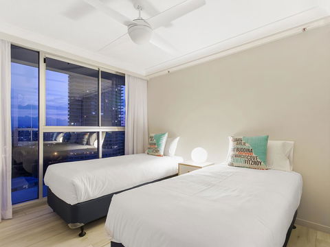 Sunbird Beach Resort Main Beach - Queensland Tourism 6