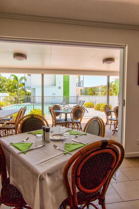Mackay Oceanside Central Hotel Official - QLD Tourism 6