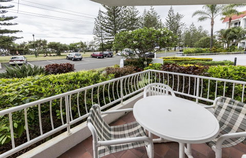 Le Beach Apartments - QLD Tourism 6