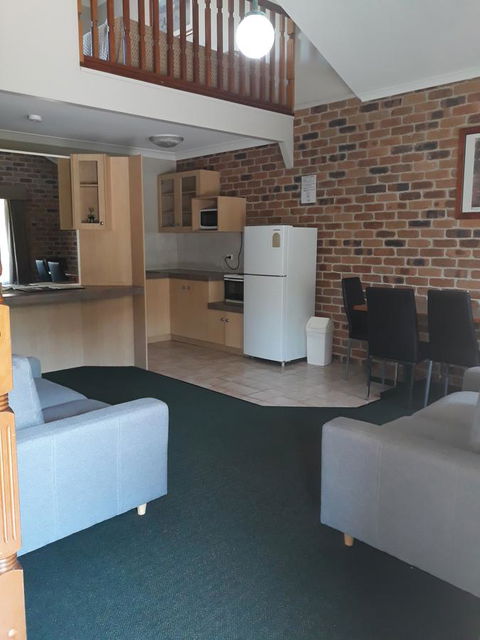 Country Gardens Motor Inn - QLD Tourism 1