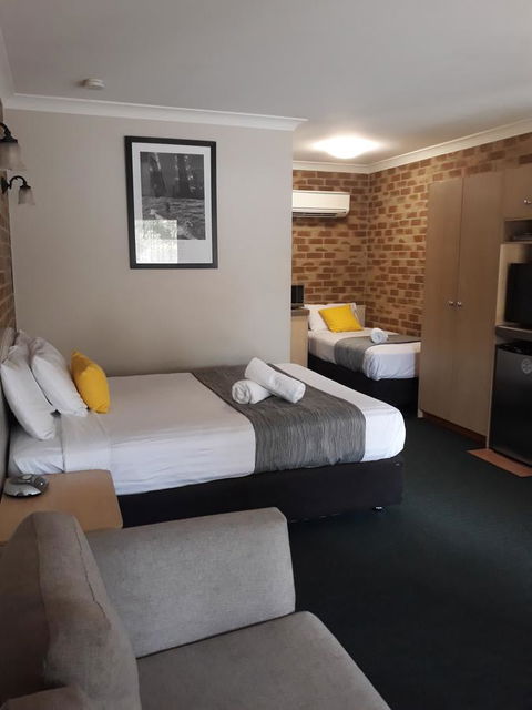 Country Gardens Motor Inn - QLD Tourism 3