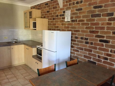 Country Gardens Motor Inn - QLD Tourism 24