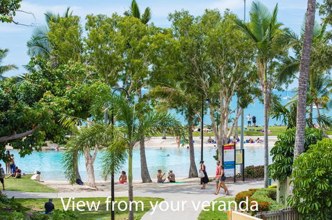 Montipora Unit 3 - In The Heart Of Airlie, Wi-fi And Netflix - QLD Tourism 0