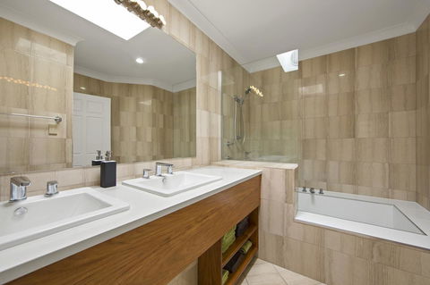 Montipora Unit 3 - In The Heart Of Airlie, Wi-fi And Netflix - QLD Tourism 8