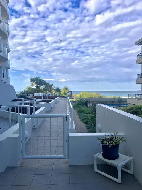 Regency On The Beach - Queensland Tourism 8