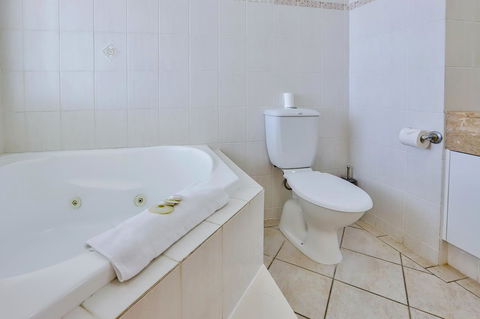 Regency On The Beach - Queensland Tourism 5