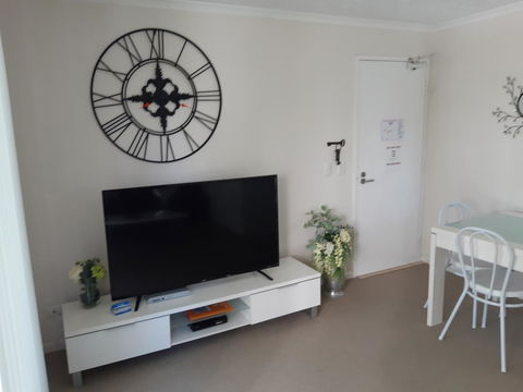 Surfers Beach Resort One - QLD Tourism 4